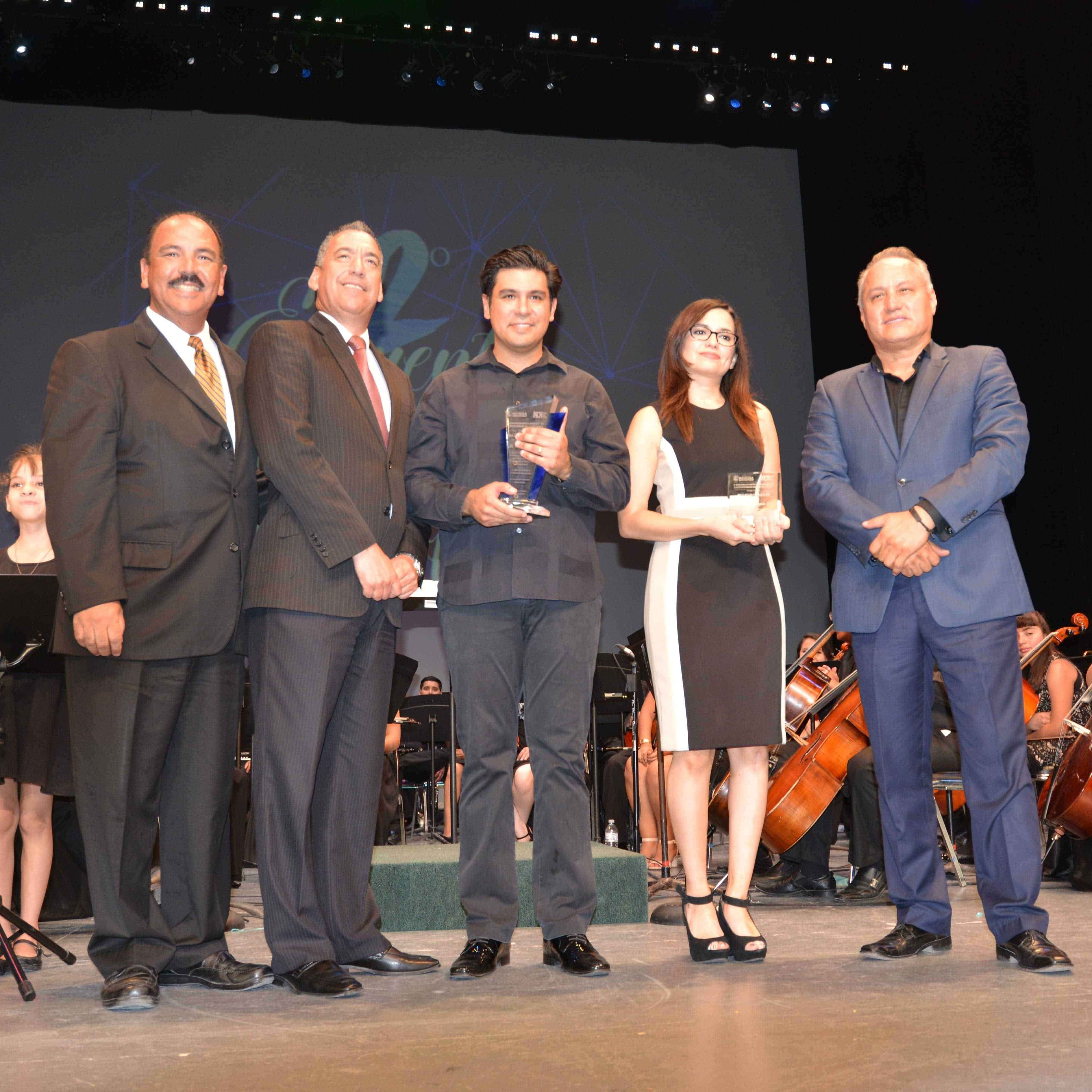 EN PRIMERA FILA. Sixto Reyes, José Luis Hernández Garza, Lic. Alfonso Peña y Lic. Orlando Deándar Martínez.