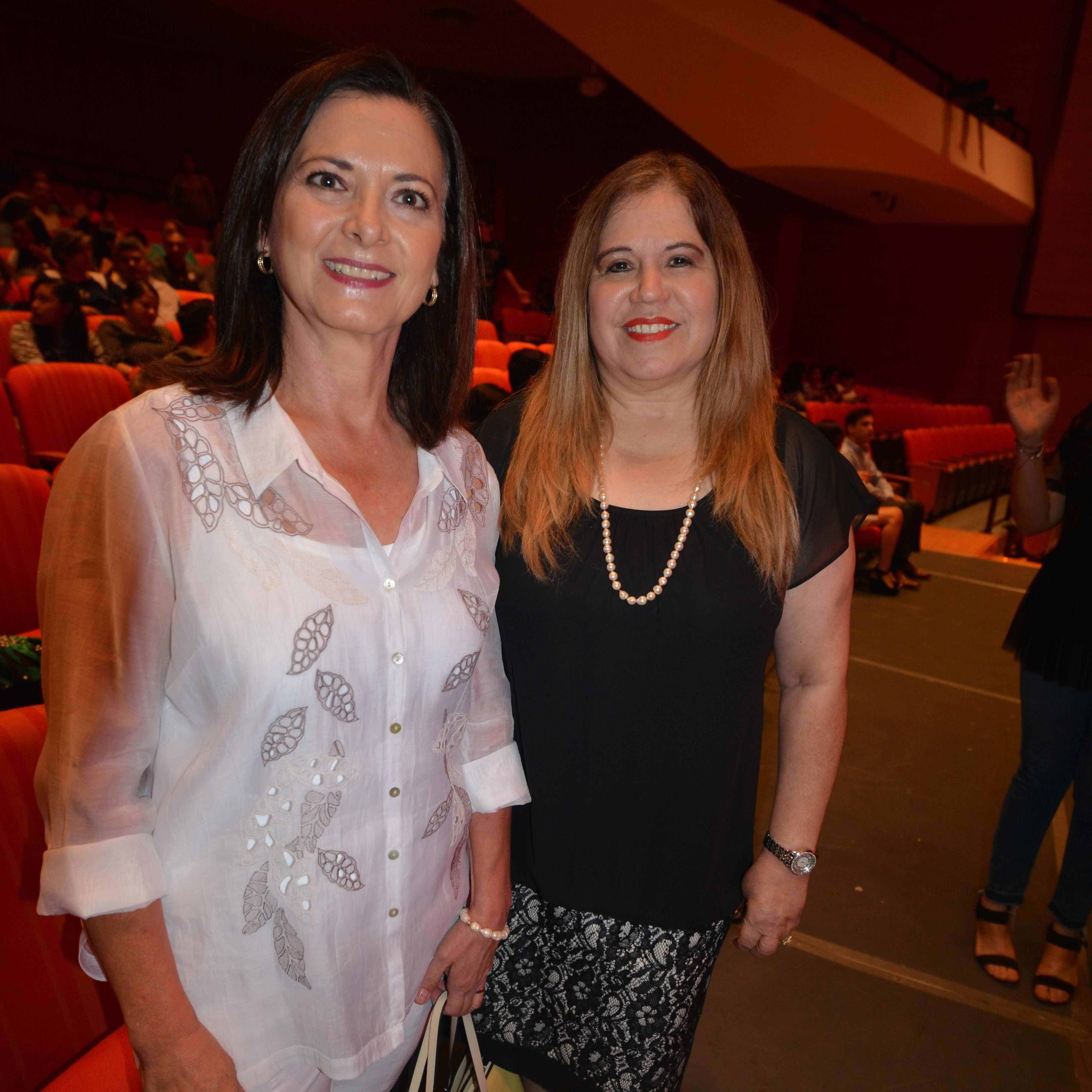 EN EL CONCIERTO. María Esther Camargo de Lubbert y Angelina Estrada de Hernández.