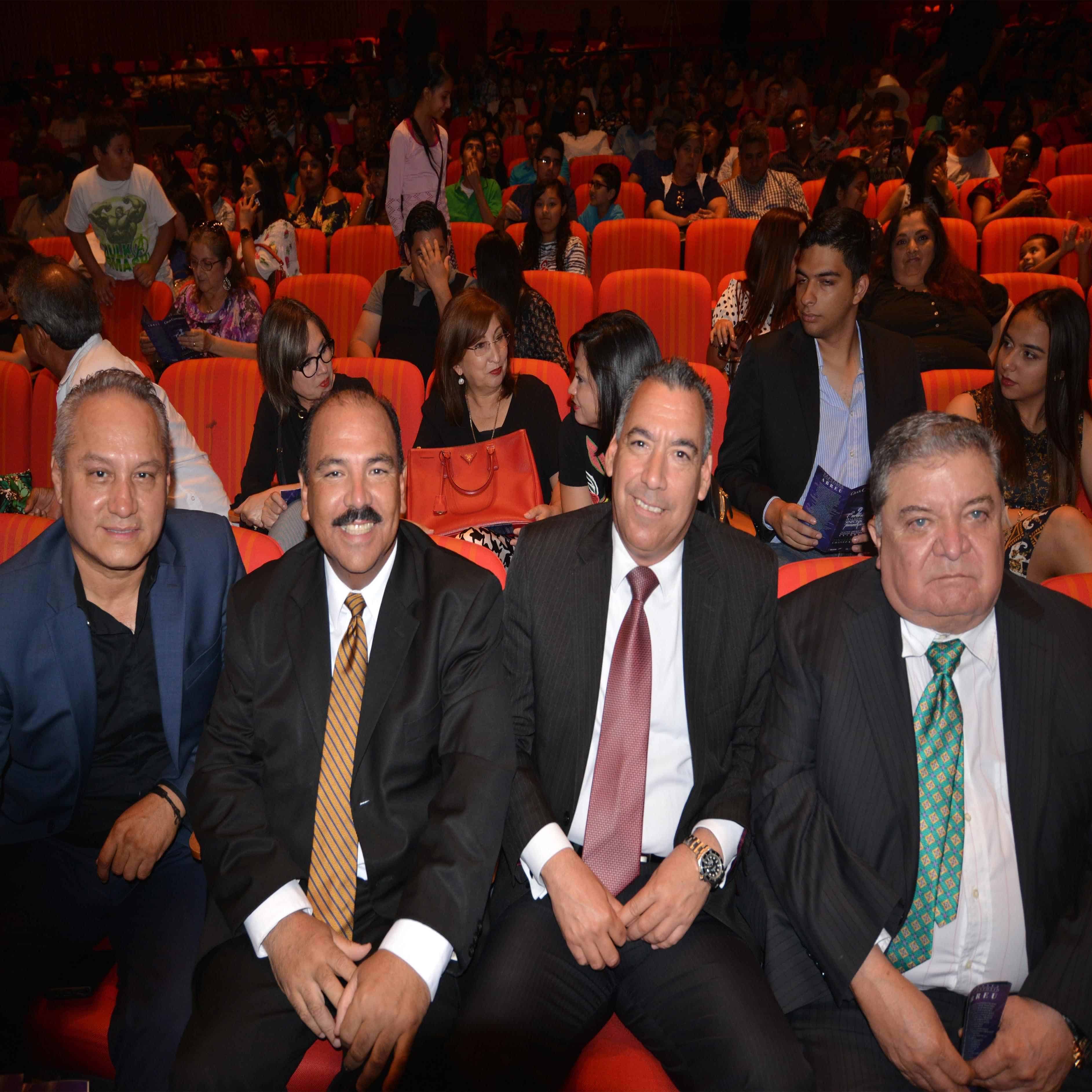 EN PRIMERA FILA. Sixto Reyes, José Luis Hernández Garza, Lic. Alfonso Peña y Lic. Orlando Deándar Martínez.