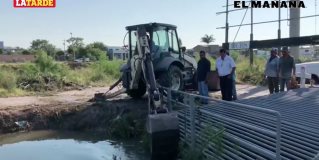 A punto de desbordar; desazolvan canal Anzaldúas