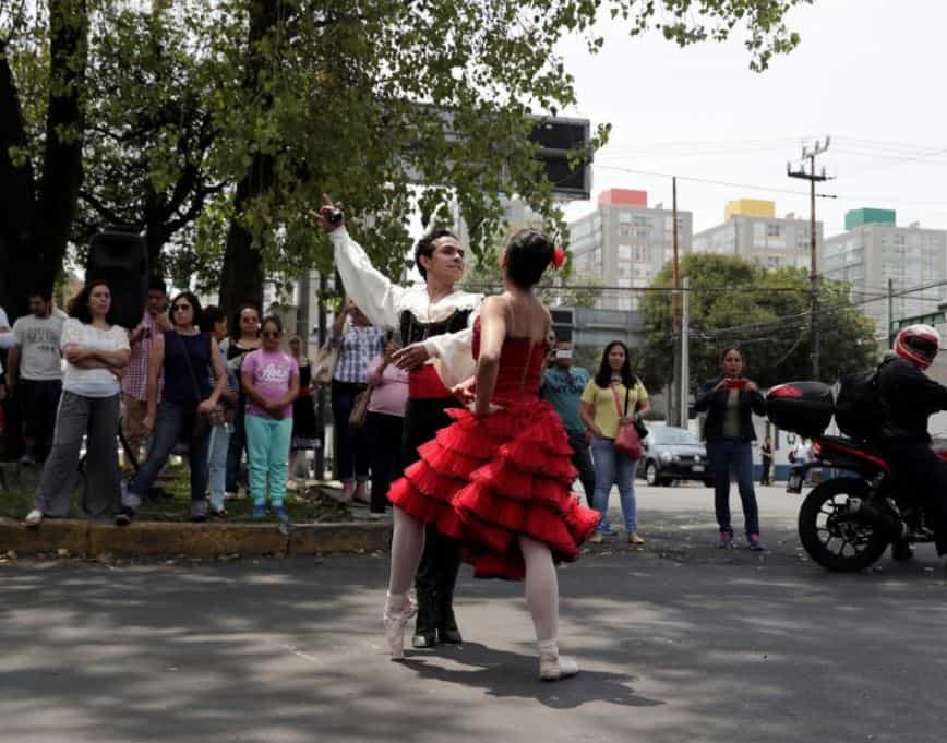 Una pareja de bailarines actúa en una de las calles de Ciudad de México.