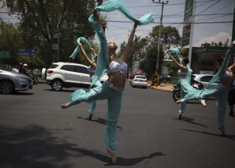 Según han declarado las bailarinas a varios medios, las representaciones, a pesar de su fugacidad, requieren una gran concentración y una fuerte preparación, ya que no es lo mismo actuar en la calle que sobre un escenario.