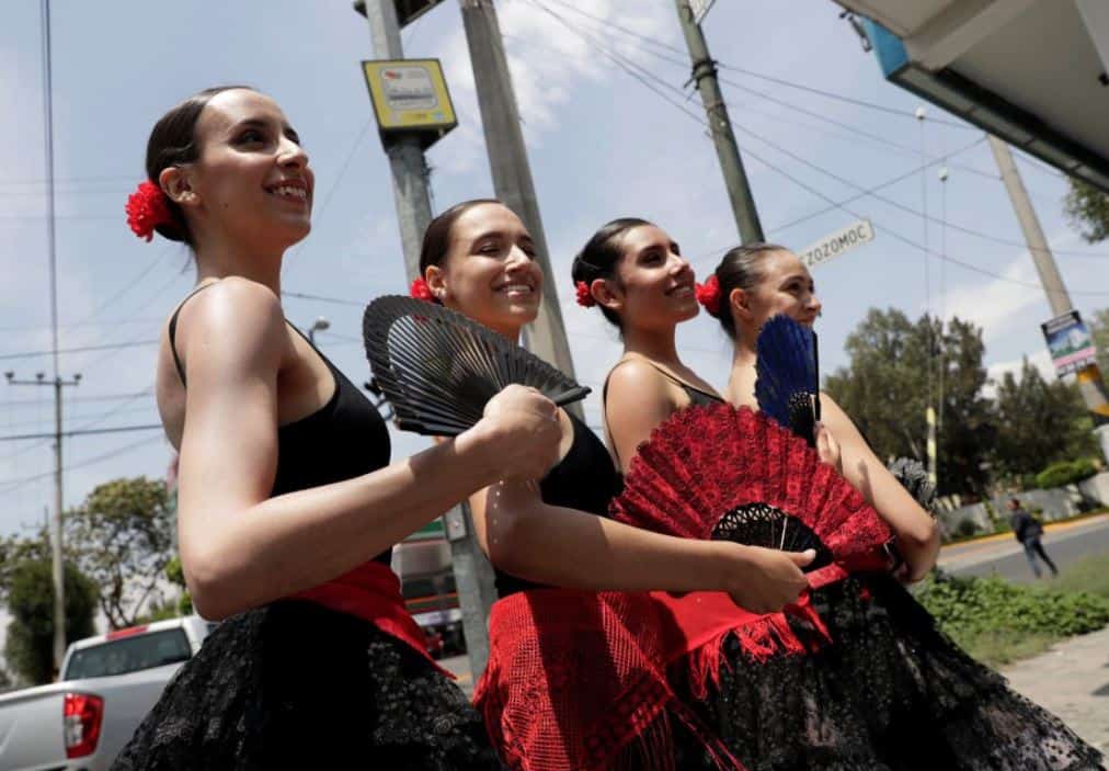 Las representaciones están inspiradas en piezas de ballet clásico, como El lago de los Cisnes o El Cascanueces, pero también emplean música contemporánea, como Rock With Me, de Michael Jackson.