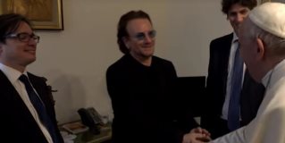 Bono al Papa: "Algunos piensan que la Iglesia está protegiendo más a los abusadores"