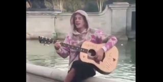 Justin Bieber le da una serenata a Hailey Baldwin en Londres