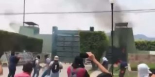 Atacan un cuartel militar mexicano durante las protestas por los 43 estudiantes desaparecidos