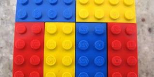 Profesor usa Legos para enseñar matemáticas