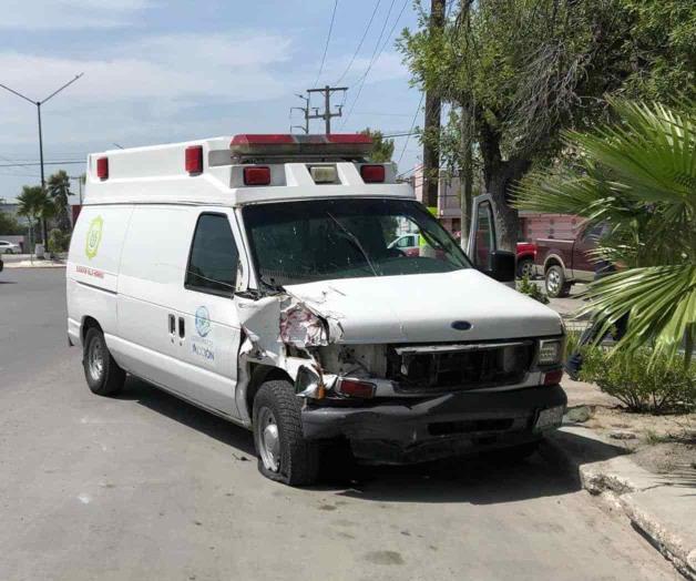 Choca ambulancia; llevaba atropellado. Le sale al paso de manera intempestiva Choca ambulancia; llevaba atropellado. Le sale al paso de manera intempestiva
