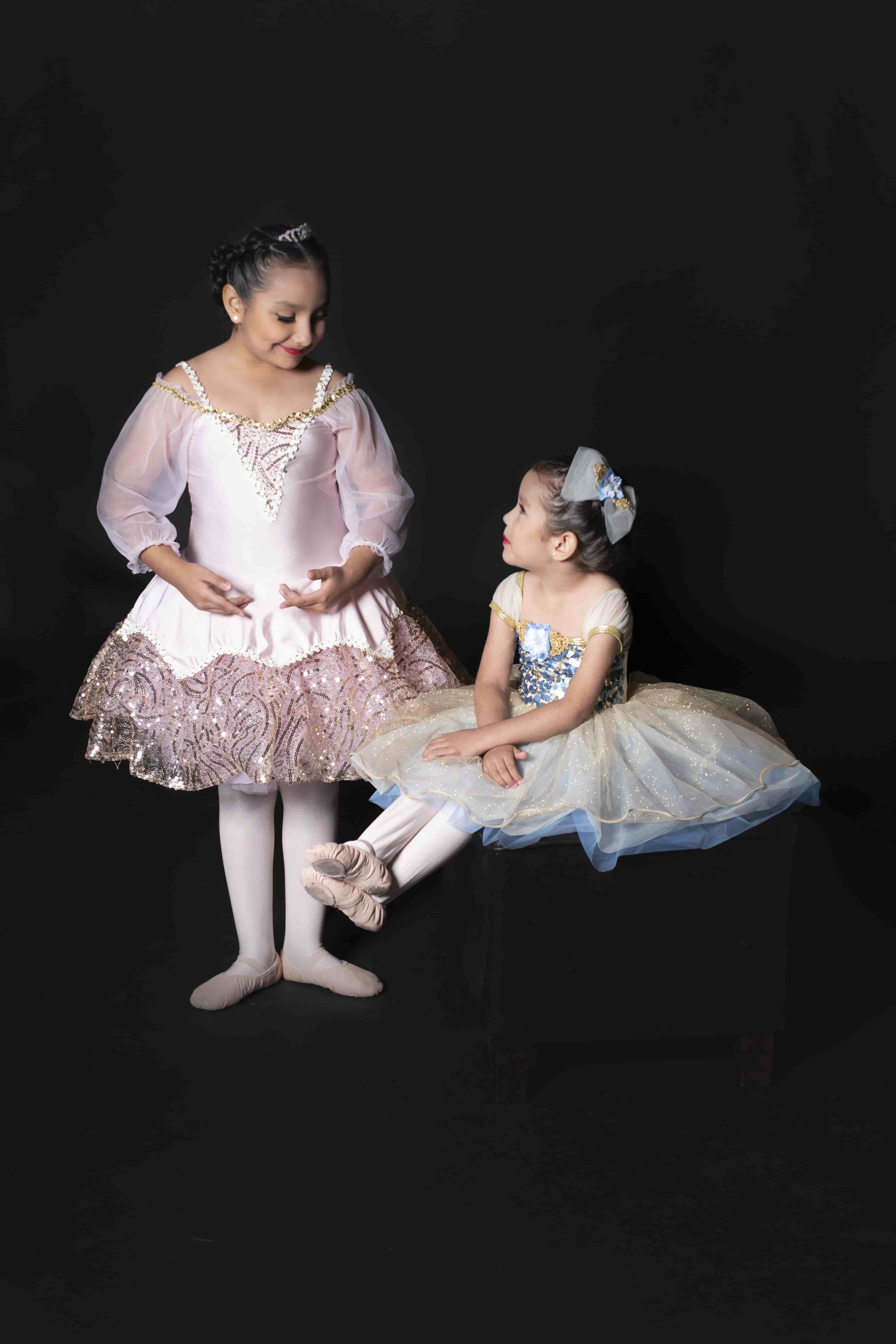 MICHELLE Y DANIELA MORENO.