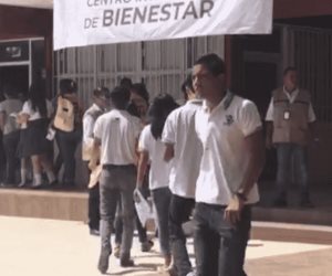 Entregan becas ´Benito Juárez´