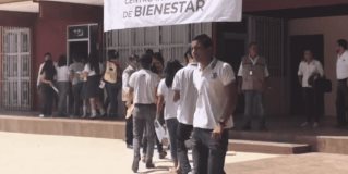 Entregan becas ´Benito Juárez´