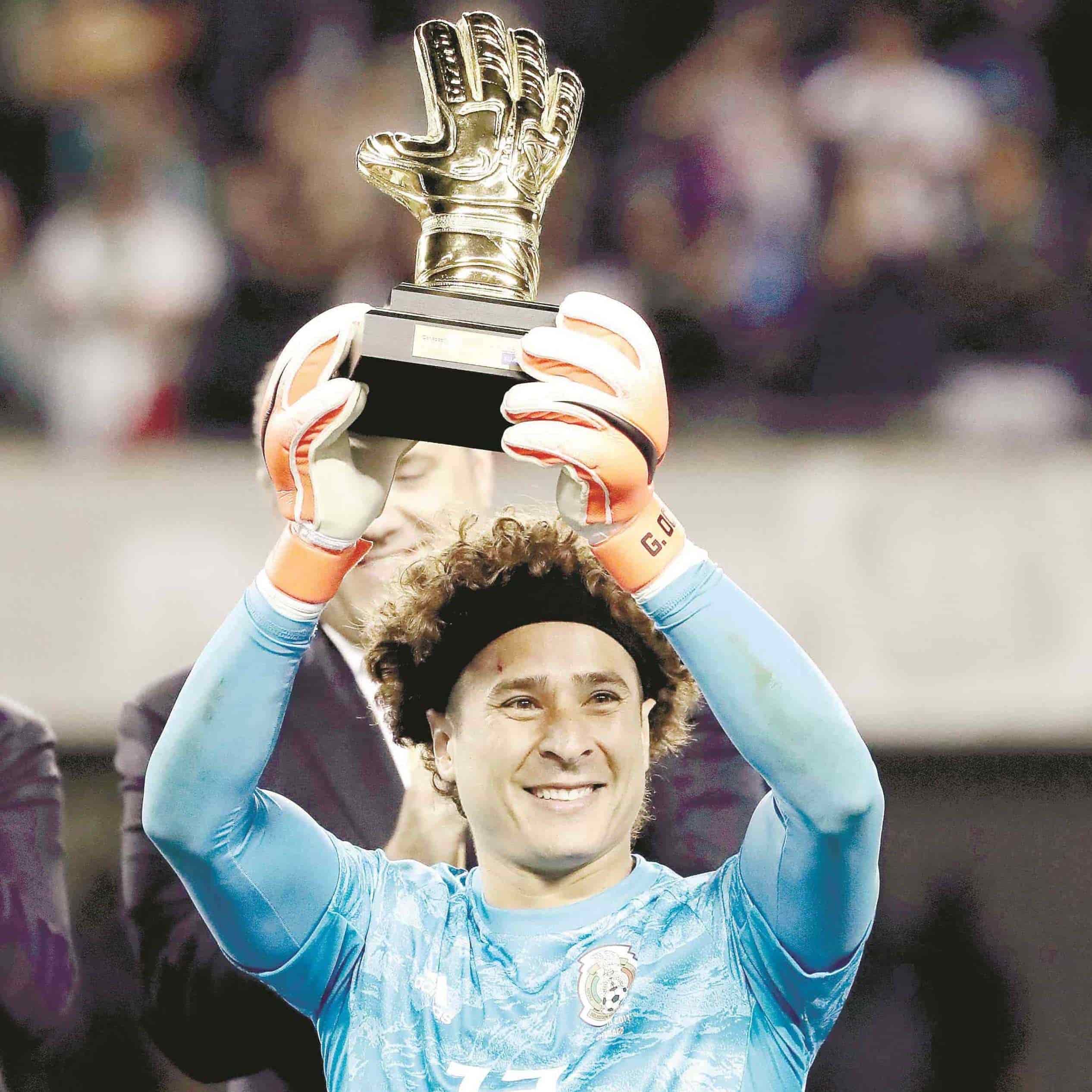 Guillermo Ochoa, "Guante de Oro".