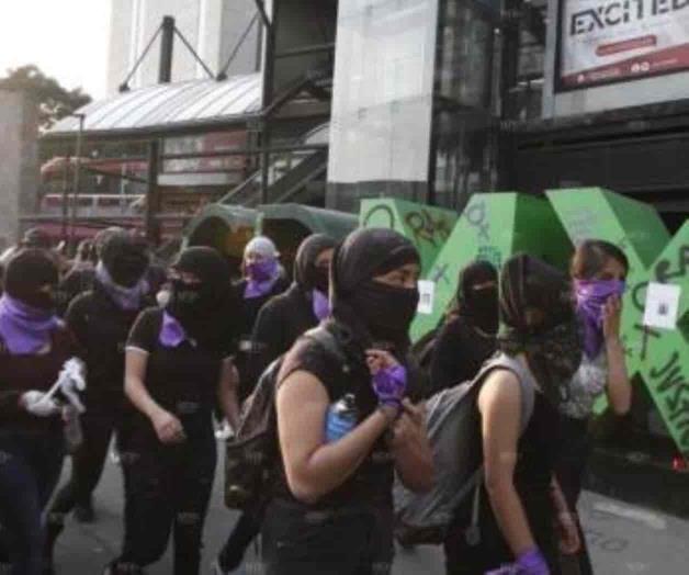 Encapuchadas rompen vidrios de estaciones del Metrobús Encapuchadas rompen vidrios de estaciones del Metrobús