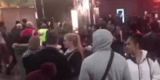 Una pelea con machetes siembra el pánico en un cine británico