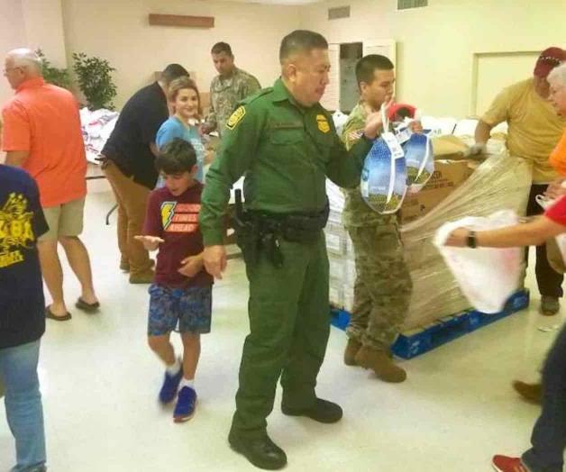 Entregan alimentos a las familias de pocos recursos Entregan alimentos a las familias de pocos recursos