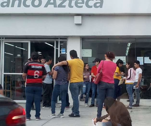 Largas filas para cobro de becas Largas filas para cobro de becas