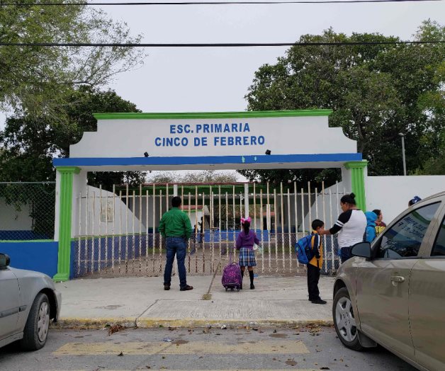 Dejan alumnos afuera por llegar minuto tarde Dejan alumnos afuera por llegar minuto tarde