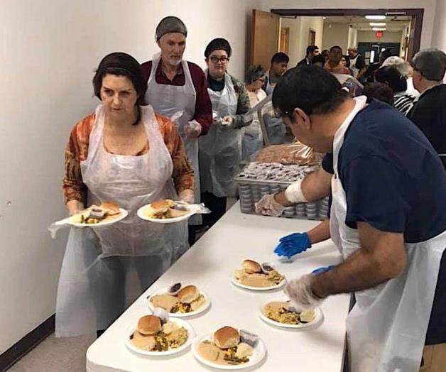 Comparten la cena de Acción de Gracias Comparten la cena de Acción de Gracias