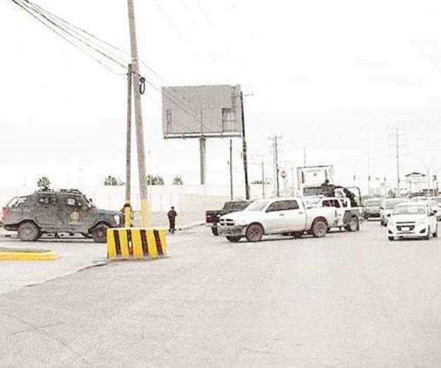 Revisan papeles de los vehículos Revisan papeles de los vehículos