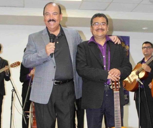Festejan aniversario con canciones de amor Festejan aniversario con canciones de amor