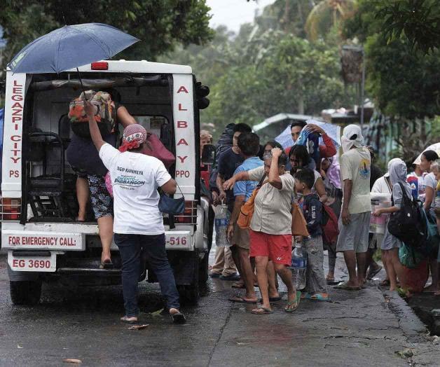 Tifón causa daños e inundaciones a su paso por Filipinas Tifón causa daños e inundaciones a su paso por Filipinas