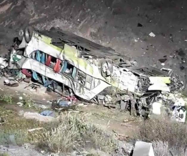 Al menos 20 muertos en Chile al desabarrancar autobús Al menos 20 muertos en Chile al desabarrancar autobús
