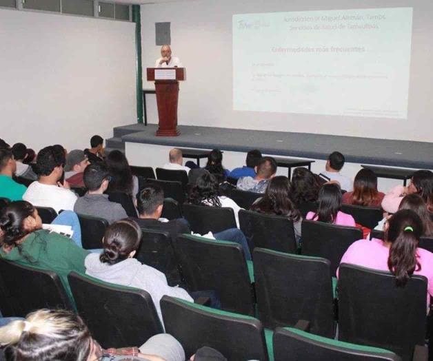 Imparten interesante conferencia Imparten interesante conferencia