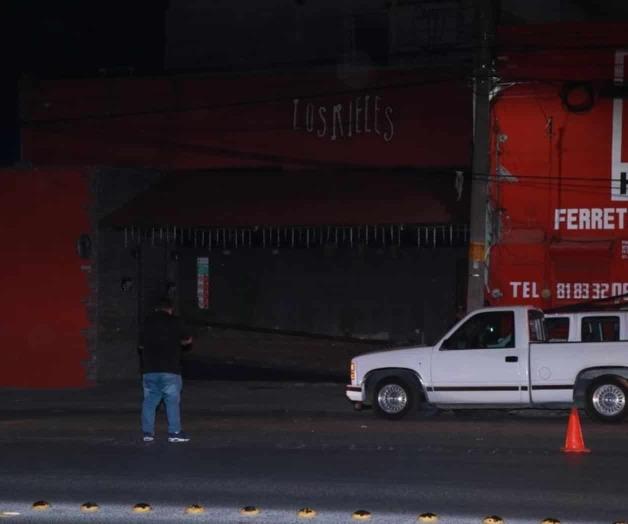 Balean 2 a 7 personas afuera de un bar Balean 2 a 7 personas afuera de un bar