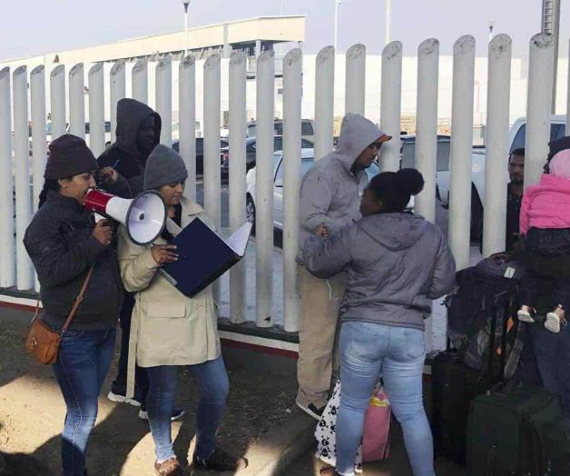 Solicitantes de asilo causan demoras en frontera de EUA Solicitantes de asilo causan demoras en frontera de EUA