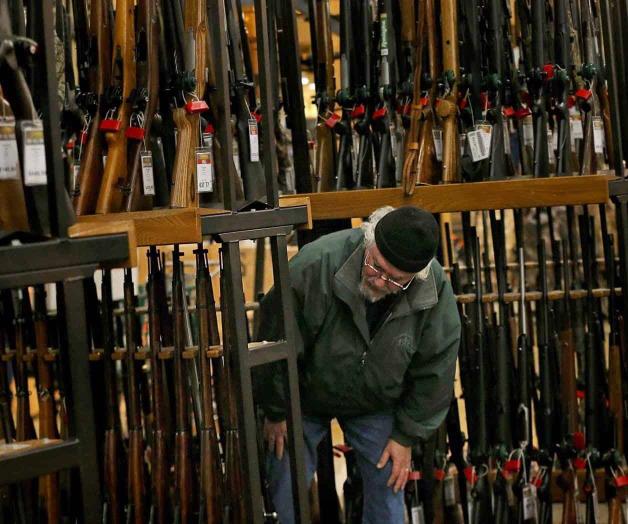Sube revisión de antecedentes para compra de armas en EUA Sube revisión de antecedentes para compra de armas en EUA