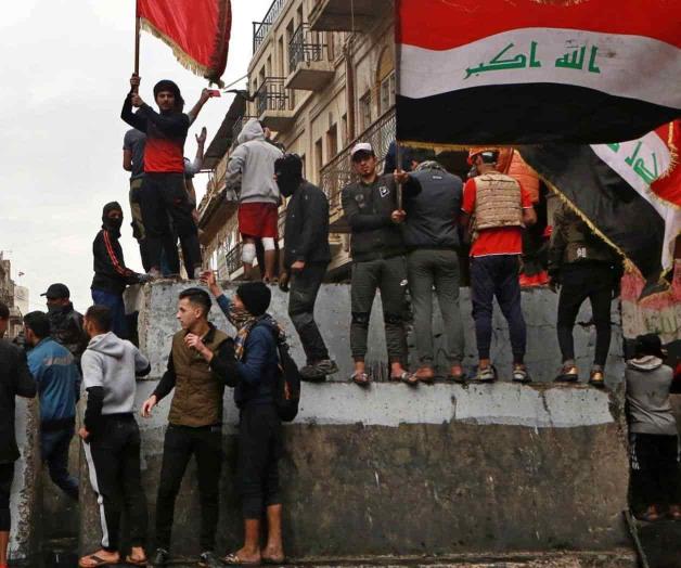 Manifestantes queman consulado iraní en Irak por 3ra vez Manifestantes queman consulado iraní en Irak por 3ra vez