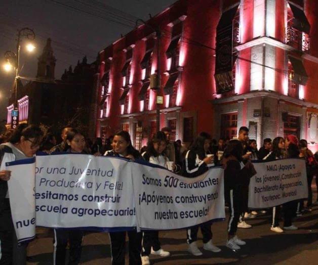 Con música, jóvenes piden a AMLO construcción de escuela en Morelos Con música, jóvenes piden a AMLO construcción de escuela en Morelos