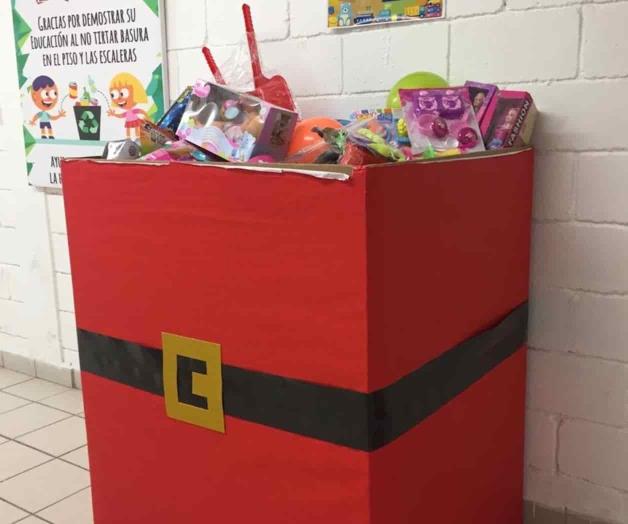 Reparten juguetes no bélicos a niños Reparten juguetes no bélicos a niños
