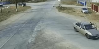 Un policía detiene en marcha a un conductor ebrio en Rusia