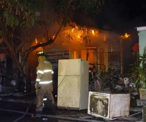 Arde vivienda y alcanza a otra en la Cuauhtémoc