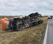 Un descuido al ponerse cinturón de seguridad lo lleva a volcar camión de carga