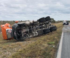 Un descuido al ponerse cinturón de seguridad lo lleva a volcar camión de carga