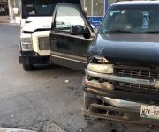 Impacta camión blindado a una camioneta; una mujer resulta lesionada