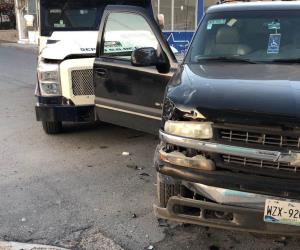 Impacta camión blindado a una camioneta; una mujer resulta lesionada