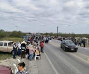 Bloquean campesinos carretera Victoria-Matamoros