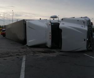 Vuelca tráiler cargado con 14 toneladas de brócoli