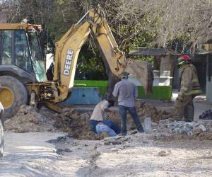 Revientan línea de gas en calle Saltillo del Fovissste