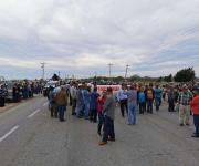 Bloquean campesinos carretera federal