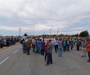 Bloquean campesinos carretera federal