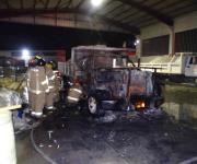 Arde camión y truena tanque de gas en Su Kasa