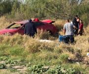 Vuelca y fallece conductora al caerle auto encima