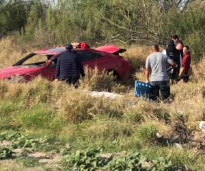 Vuelca y fallece conductora al caerle auto encima