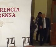 Rechaza AMLO usar gel antibacterial en conferencia mañanera