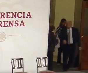 Rechaza AMLO usar gel antibacterial en conferencia mañanera