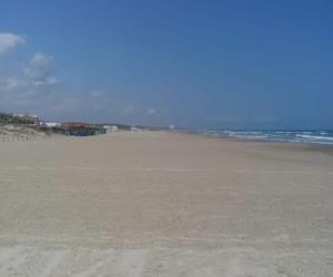 Desértica la Playa de Miramar en víspera de Semana Santa